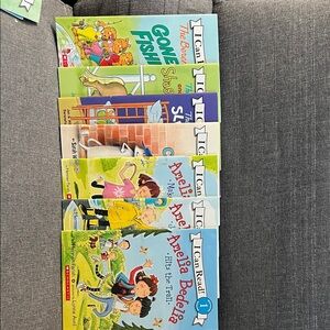 I can read . Picture 1 :set of 7 . Picture 2 : set of 9